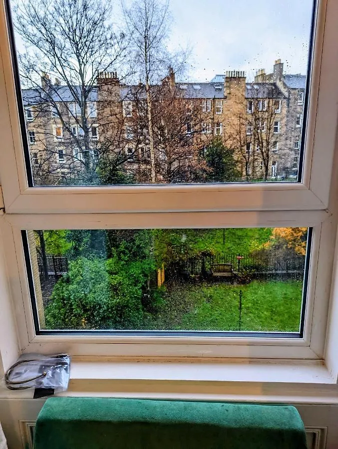 Bright Room Close To City Centre Edinburgh