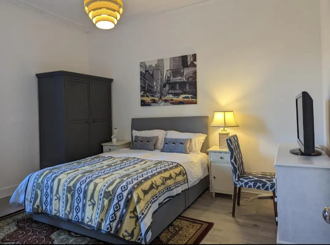 Bright Room Close To City Centre Edinburgh